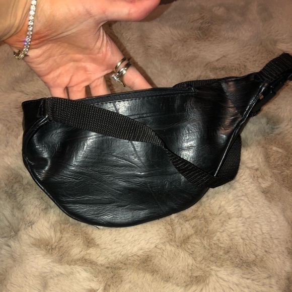 VINTAGE Shiny Faux Leather Shiny Fanny Pack Waist Bag Black Adjustable Strap - Picture 3 of 6